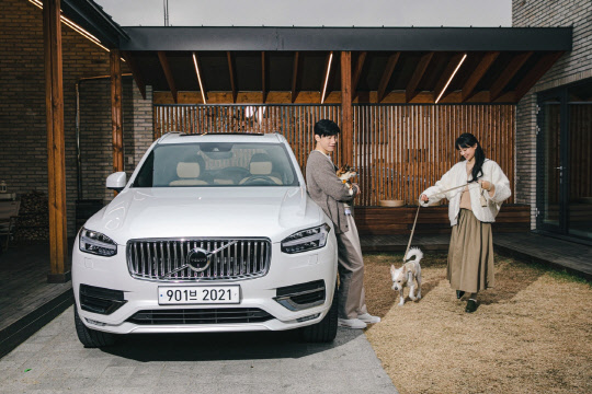 배우 김무열(왼쪽)과 윤승아 부부. <볼보자동차코리아 제공>